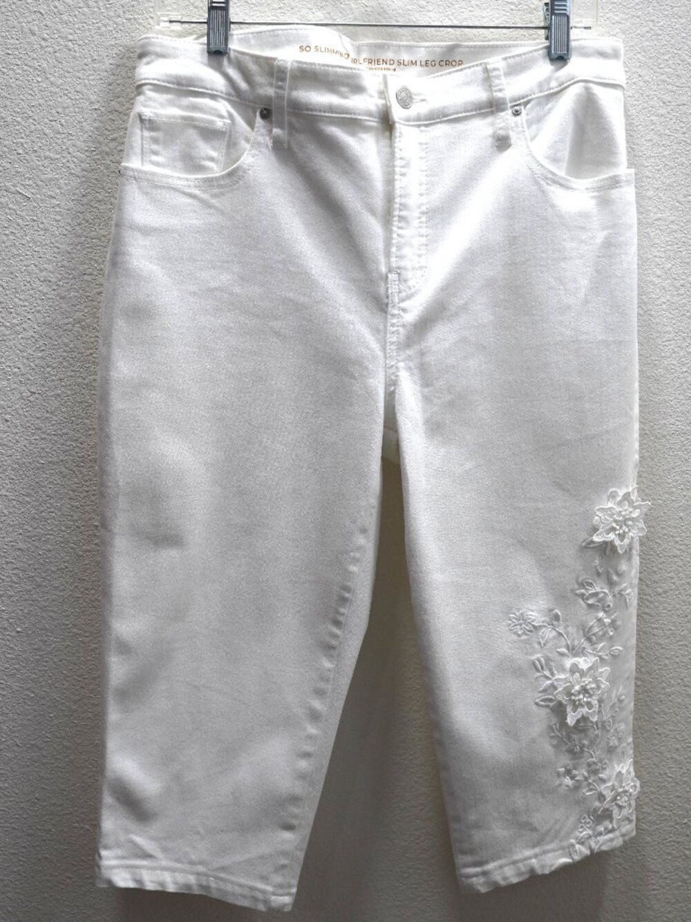 Chico's White Denim 3D Embroidered So Slimming Girlfriend Cropped Jeans size 1.5